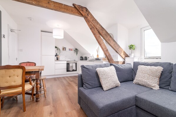 Departamento | Cocina privada | Refrigerador, microondas, horno y parrilla de estufa 