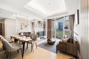 Apartamento, 2 quartos, vista para a cidade | Área de estar