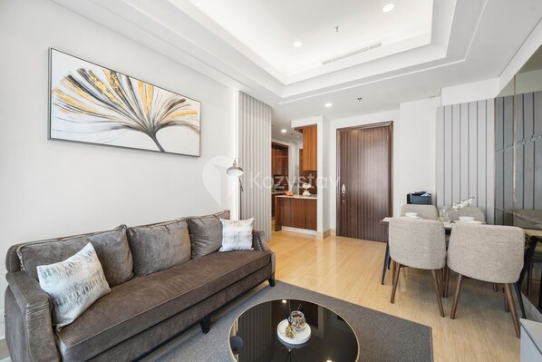 Un salon moderne avec un canapé, une table basse et un coin repas.
