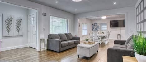 TV connectée, espaces bureaux, écrans d'ordinateur, imprimantes