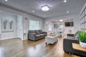 Smart TV, oficina, monitor de computadora y impresora 