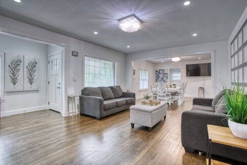 This house is a 8 bedroom(s), 7.5 bathrooms, located in Atlanta, GA.