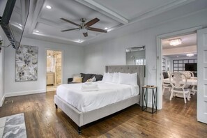 8 Schlafzimmer, Schreibtisch, Bügeleisen/Bügelbrett, Reisekinderbett