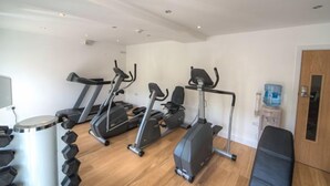 Ett gym med löpband, crosstrainers och fria vikter.