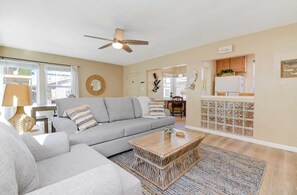 TV - Charming Beach Cottage Steps to Sand + Bikes & A/C (San Diego)