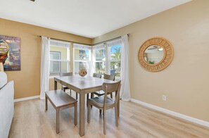 Dining - Charming Beach Cottage Steps to Sand + Bikes & A/C (San Diego)