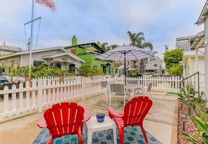 Outdoor dining - Charming Beach Cottage Steps to Sand + Bikes & A/C (San Diego)