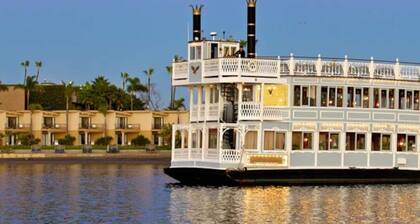 Beach Guest House + Jacuzzi, Bikes & Parking!