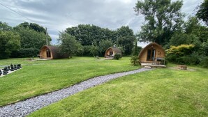 Property grounds - Stunning Pod - Sleeps 4 Dog Friendly With Hot Tub (Gaerwen)