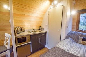 Studio, 1 Queen Bed with Sofa bed | Free WiFi, bed sheets - Stunning Pod - Sleeps 4 Dog Friendly With Hot Tub (Gaerwen)