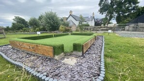 Golf - Stunning Pod - Sleeps 4 Dog Friendly With Hot Tub (Gaerwen)