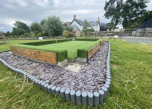 Golf - Stunning Pod - Sleeps 4 Dog Friendly With Hot Tub (Gaerwen)