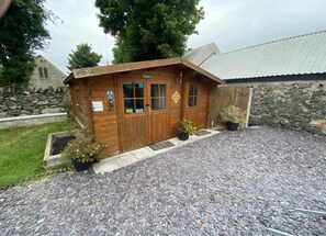 Studio, 1 Queen Bed with Sofa bed | Exterior - Stunning Pod - Sleeps 4 Dog Friendly With Hot Tub (Gaerwen)