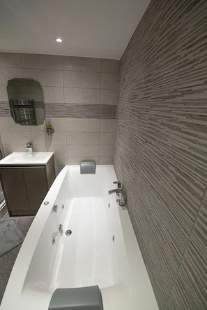 Bathroom - Lovely Converted Barn- Dog Friendly With Hot Tub (Gaerwen)