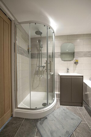 House, Multiple Beds | Bathroom
