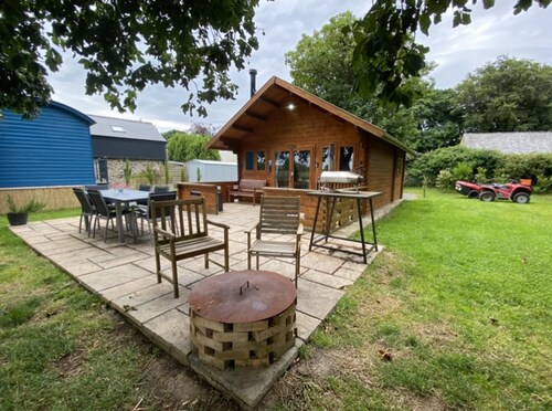Stunning Dog Friendly Log Cabin With Hot tub