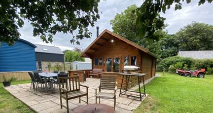 Stunning Dog Friendly Log Cabin With Hot tub