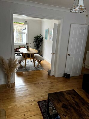 Basic Apartment, 1 King Bed | Living room - Stunning 1 Bedroom Home in Elephant and Castle (London)