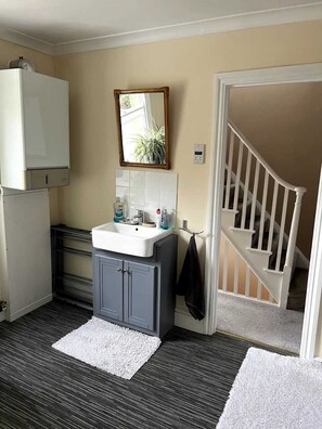 1 bedroom, bed sheets