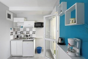 Fridge, microwave, stovetop, coffee/tea maker - Superbe 2 Pièces - Proche de Paris (Villeneuve-la-Garenne)