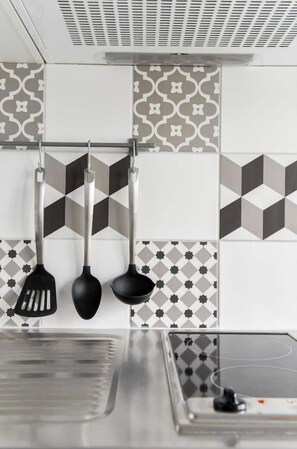 Réfrigérateur, micro-ondes, plaque de cuisson, cafetière/bouilloire