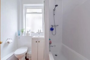 Basic Apartment, 1 Double Bed | Bathroom | Towels, soap, shampoo, toilet paper - Lovely 1 Bedroom Self-contained Flat in Greenwich (London)