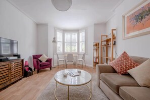 Basic Apartment, 1 Double Bed | Living room | TV - Lovely 1 Bedroom Self-contained Flat in Greenwich (London)