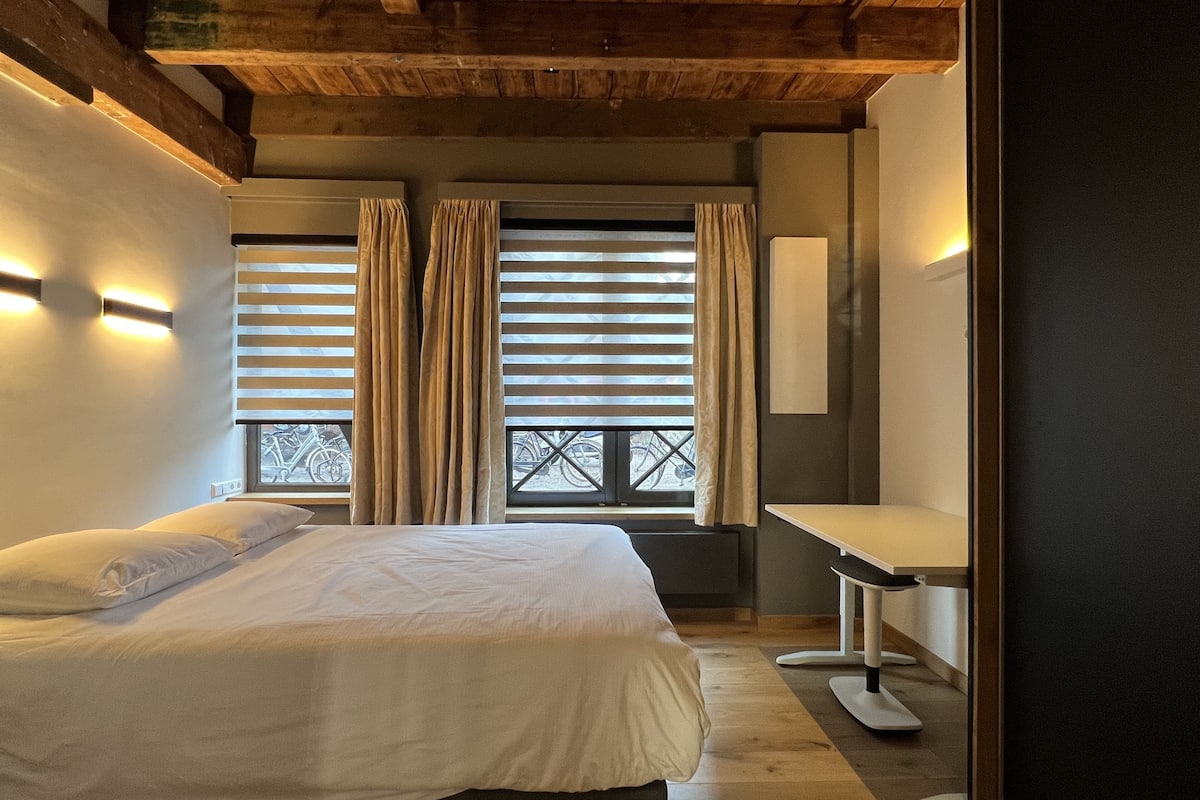 1 bedroom, individually decorated, individually furnished