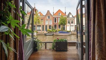 Lorentz Apartment 2 | Individually decorated, individually furnished, laptop workspace