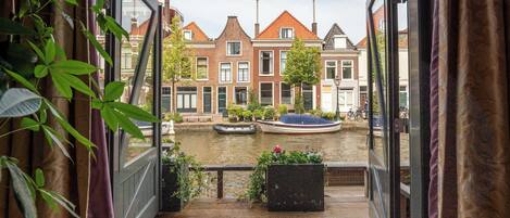 Individually decorated, individually furnished, laptop workspace