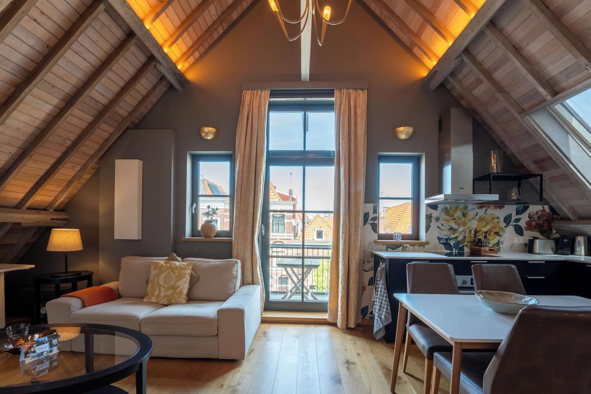 Tinbergen Apartment 7 | Individualmente decorados, individualmente mobiliados