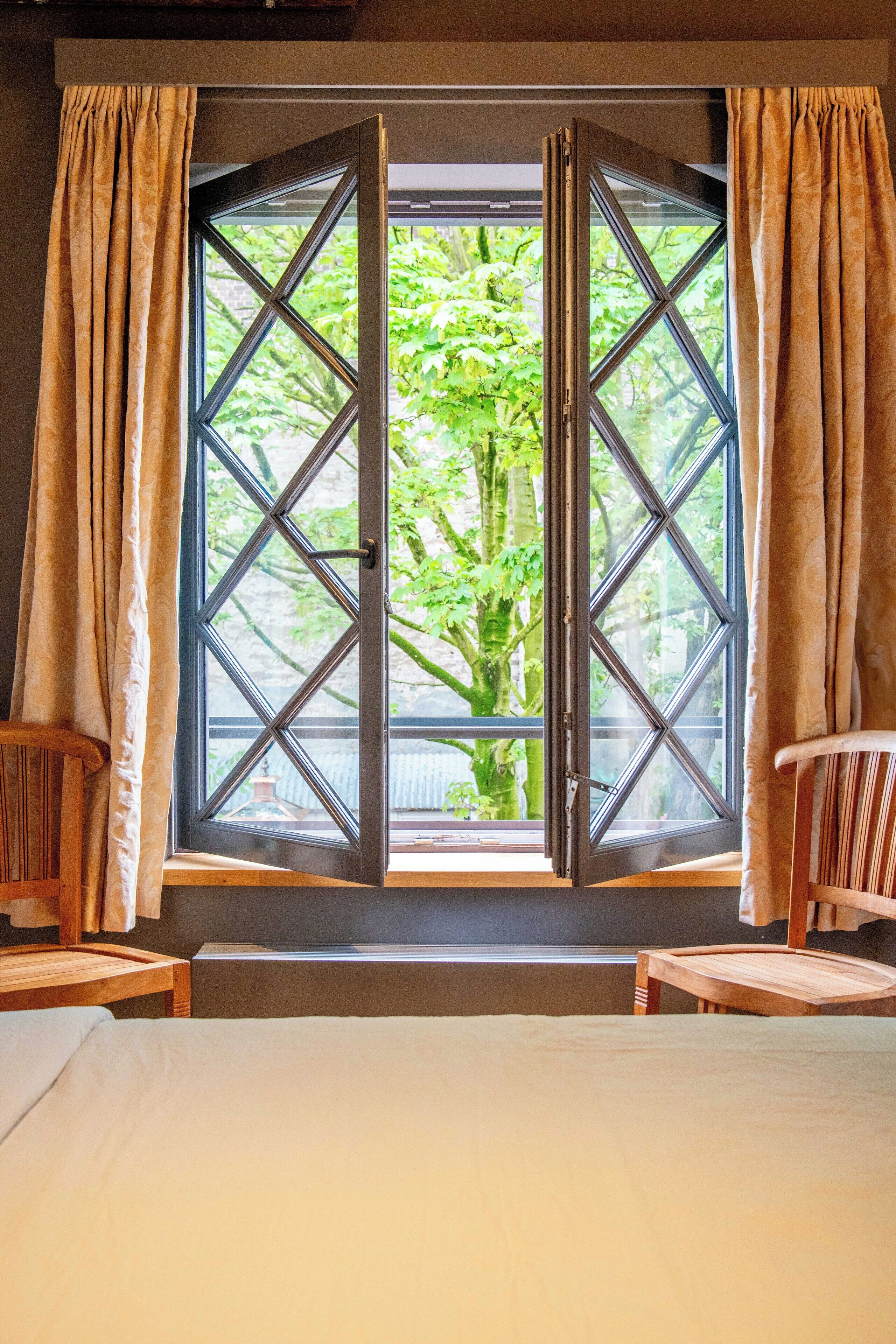 Boerhaave Apartment 5 | Individually decorated, individually furnished, laptop workspace