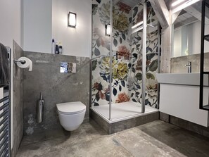 A bathroom with a shower, toilet, and sink. - Pakasa Leiden (Leiden)