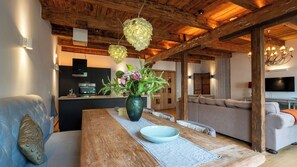 Lorentz Apartment 2 | 각각 다른 스타일의 인테리어, 각각 다르게 가구 비치, 노트북 작업 공간, 다리미/다리미판