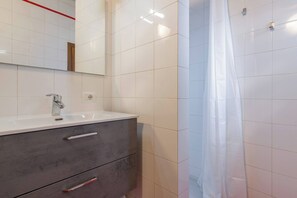 Dutxa, assecador de cabells, bidet i tovalloles 