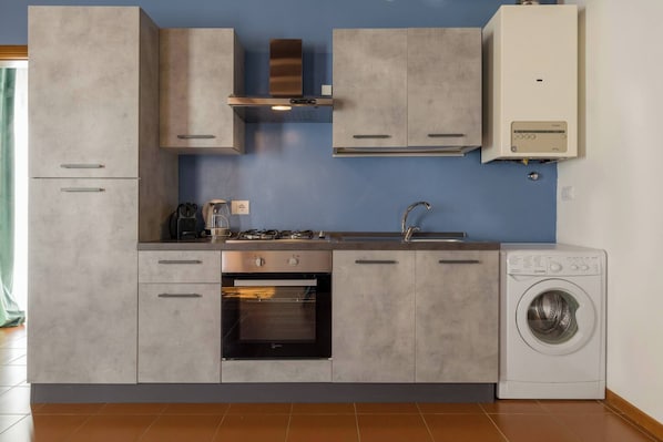 Wasserkocher mit Kaffee-/Teezubehör, Kühlschrank, Mikrowelle, Ofen