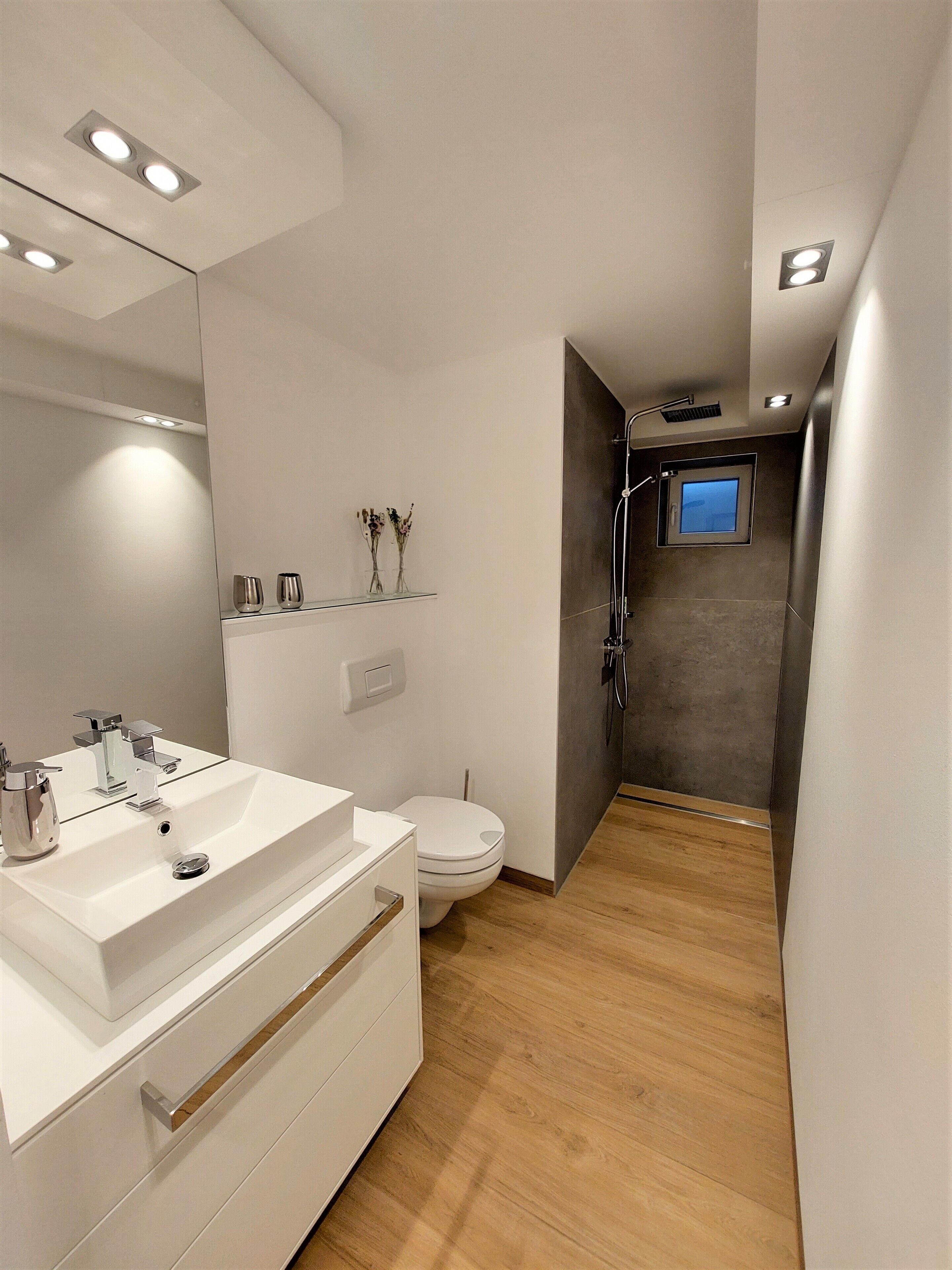 Douche, sèche-cheveux, serviettes fournies, papier toilette