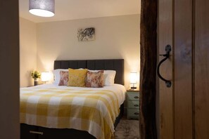 3 bedrooms, desk, iron/ironing board, travel cot - Brecon Beacons Cottage with Stunning Country Views (Myddfai)