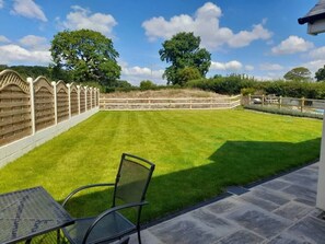 Outdoor dining - Brecon Beacons Cottage with Stunning Country Views (Myddfai)