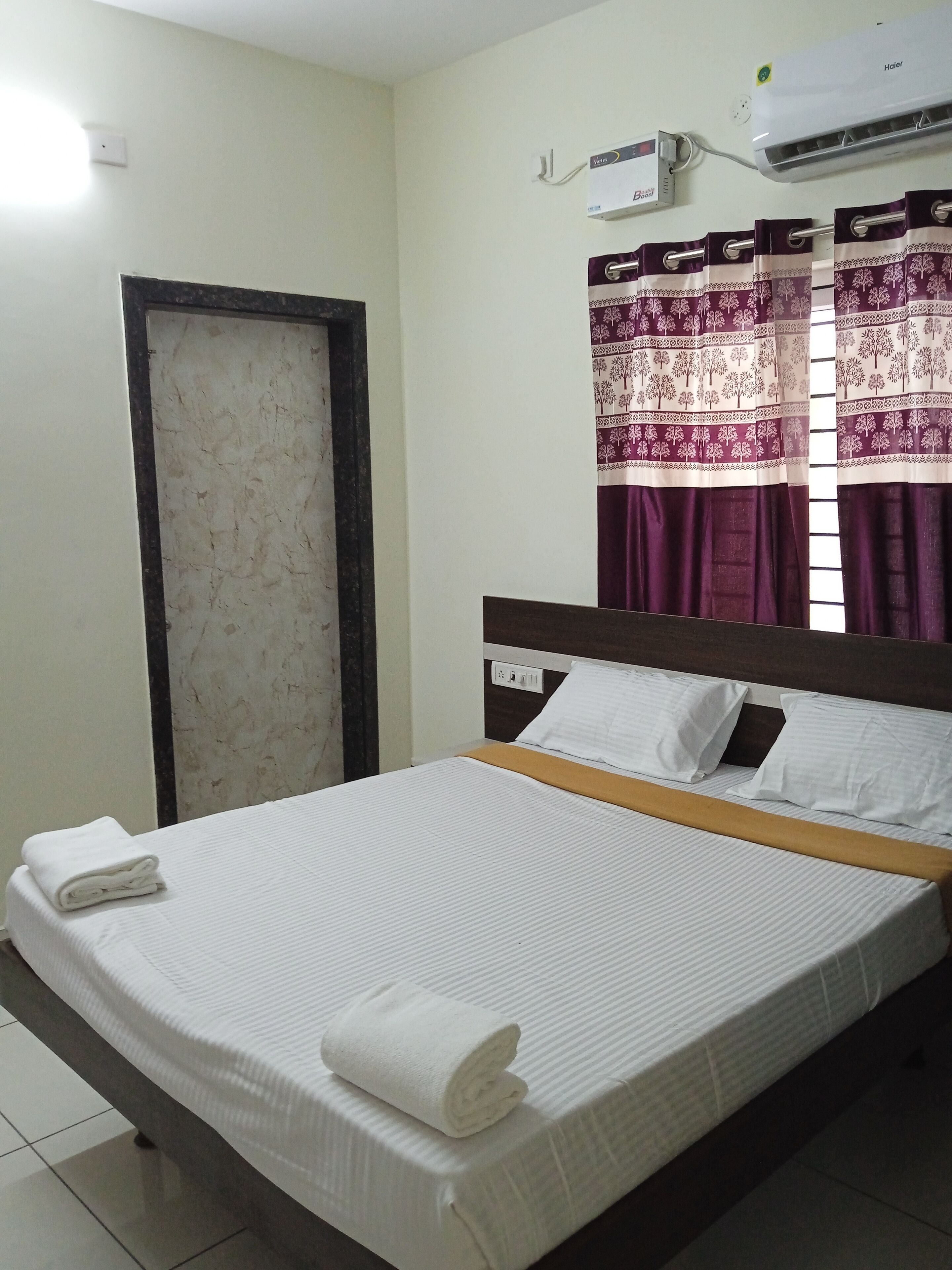 2 habitaciones, escritorio, tabla de planchar con plancha y wifi gratis 