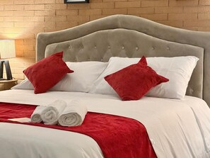 4 habitaciones, escritorio y tabla de planchar con plancha