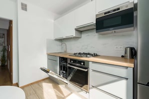 Refrigerador, horno, parrilla de estufa y lavavajillas 