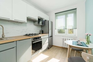 Fridge, oven, stovetop, dishwasher