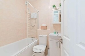 Departamento, 1 cama Queen size y sofá cama | Baño | Tina con regadera, tina profunda, secadora de cabello, toallas 