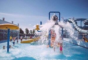 Ein Wasserpark mit einer großen Wasserrutsche und verschiedenen Wasserspielen.