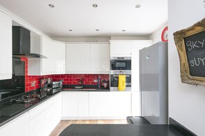 Coffee/tea maker, electric kettle, dining tables - Urban Retreat Hot Tub Bar Ev Charger (Smethwick)