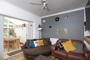 Living area - Urban Retreat Hot Tub Bar Ev Charger (Smethwick)