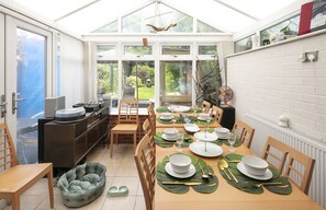 Dining - Urban Retreat Hot Tub Bar Ev Charger (Smethwick)