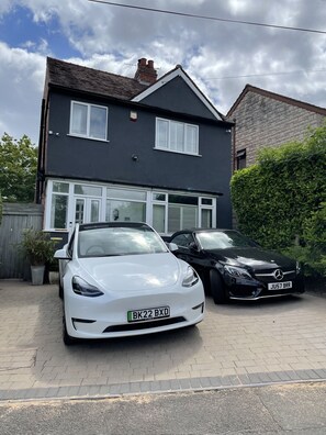 Property entrance - Urban Retreat Hot Tub Bar Ev Charger (Smethwick)