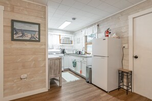 Réfrigérateur, un four, surface de cuisson, cafetière-théière